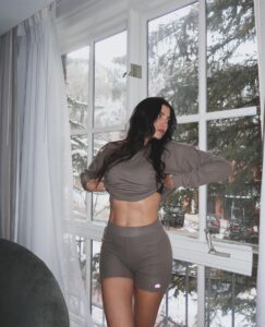 Nicole Lynn Williams Instagram - Getting bored of stills. Thinking of switching to mostly videos…who votes yes??? 🙋🏻‍♀️ Cozy set @alo