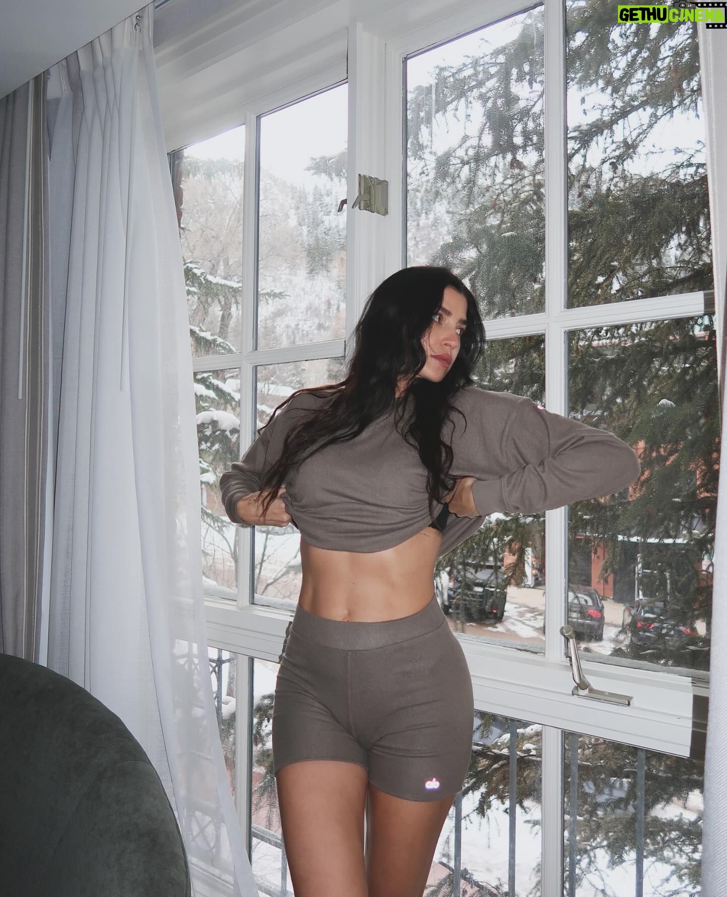Nicole Lynn Williams Instagram - Getting bored of stills. Thinking of switching to mostly videos…who votes yes??? 🙋🏻♀️ Cozy set @alo