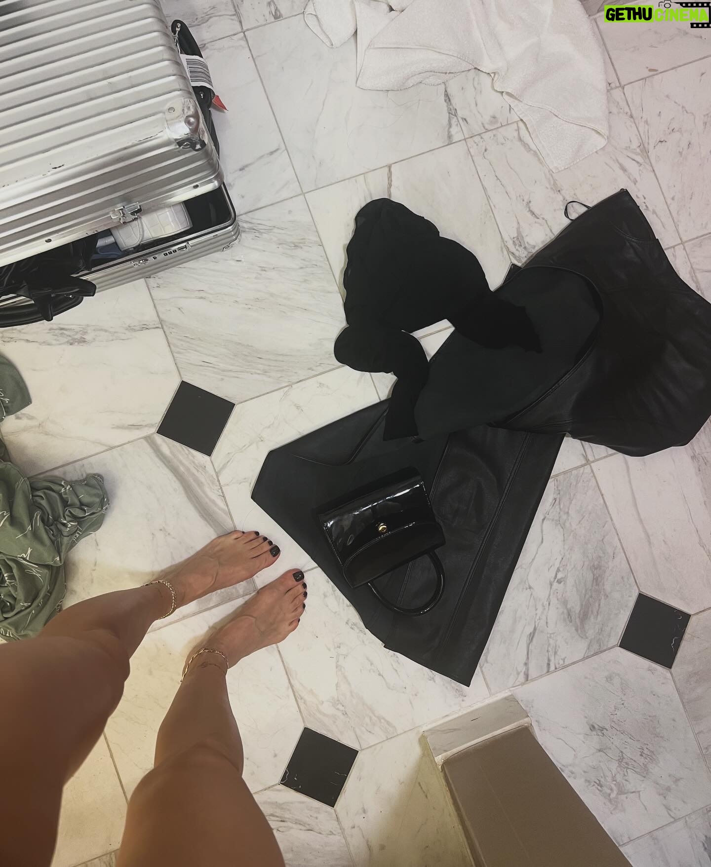 Nicole Lynn Williams Instagram - Taking pics of my outfit that I forgot to take pics of before I went to out - Me always. 😅