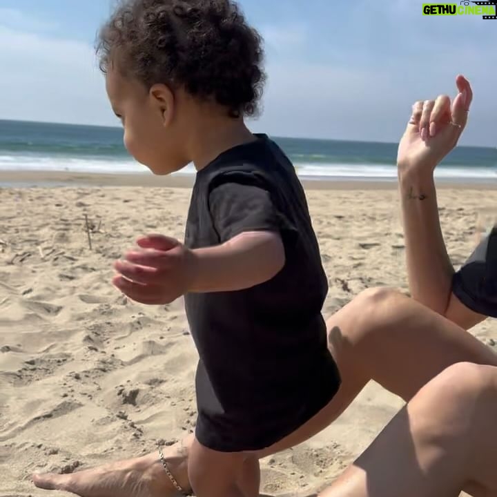 Nicole Lynn Williams Instagram - My little beach baby 🤙🏽🌞🌊