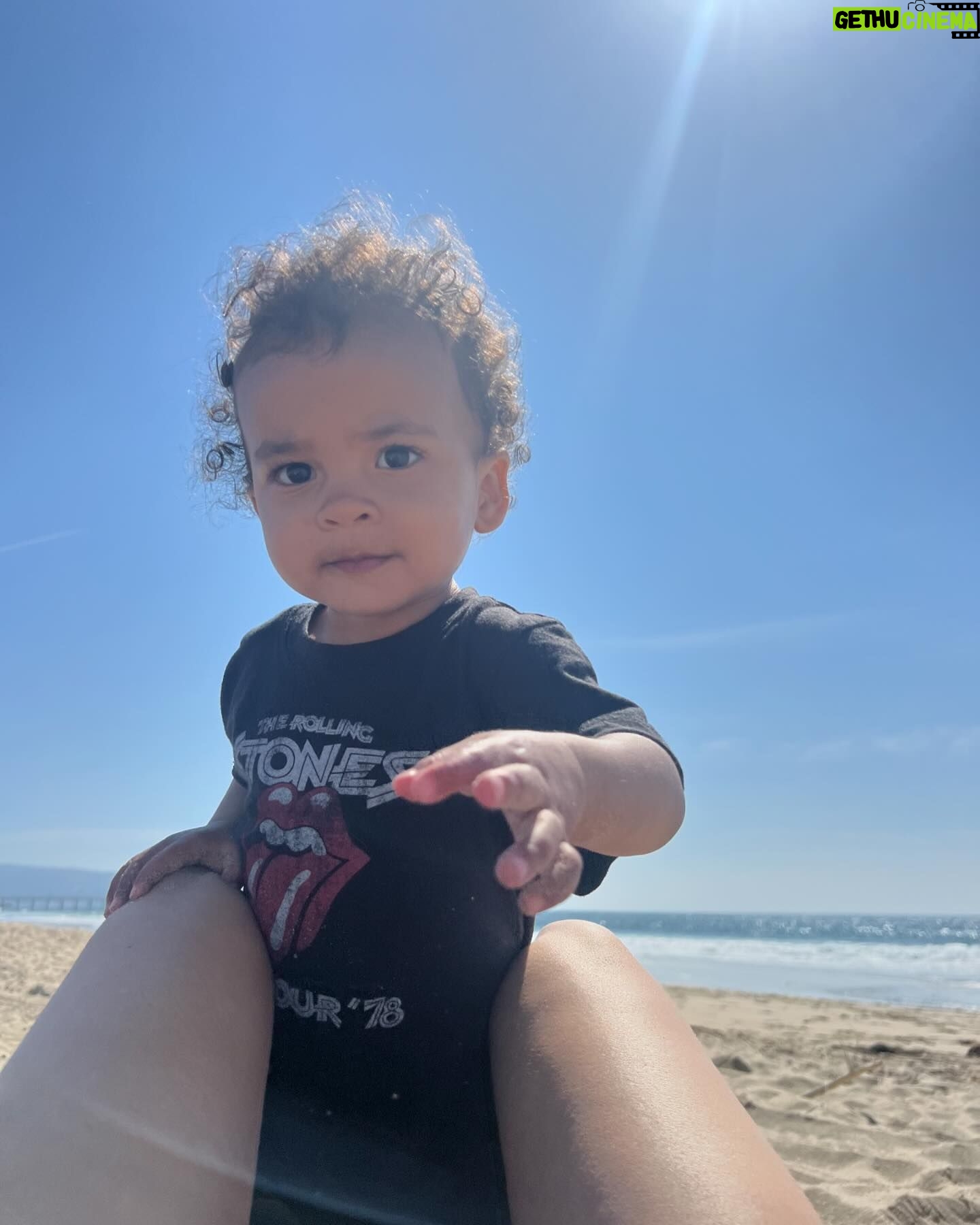 Nicole Lynn Williams Instagram - My little beach baby 🤙🏽🌞🌊
