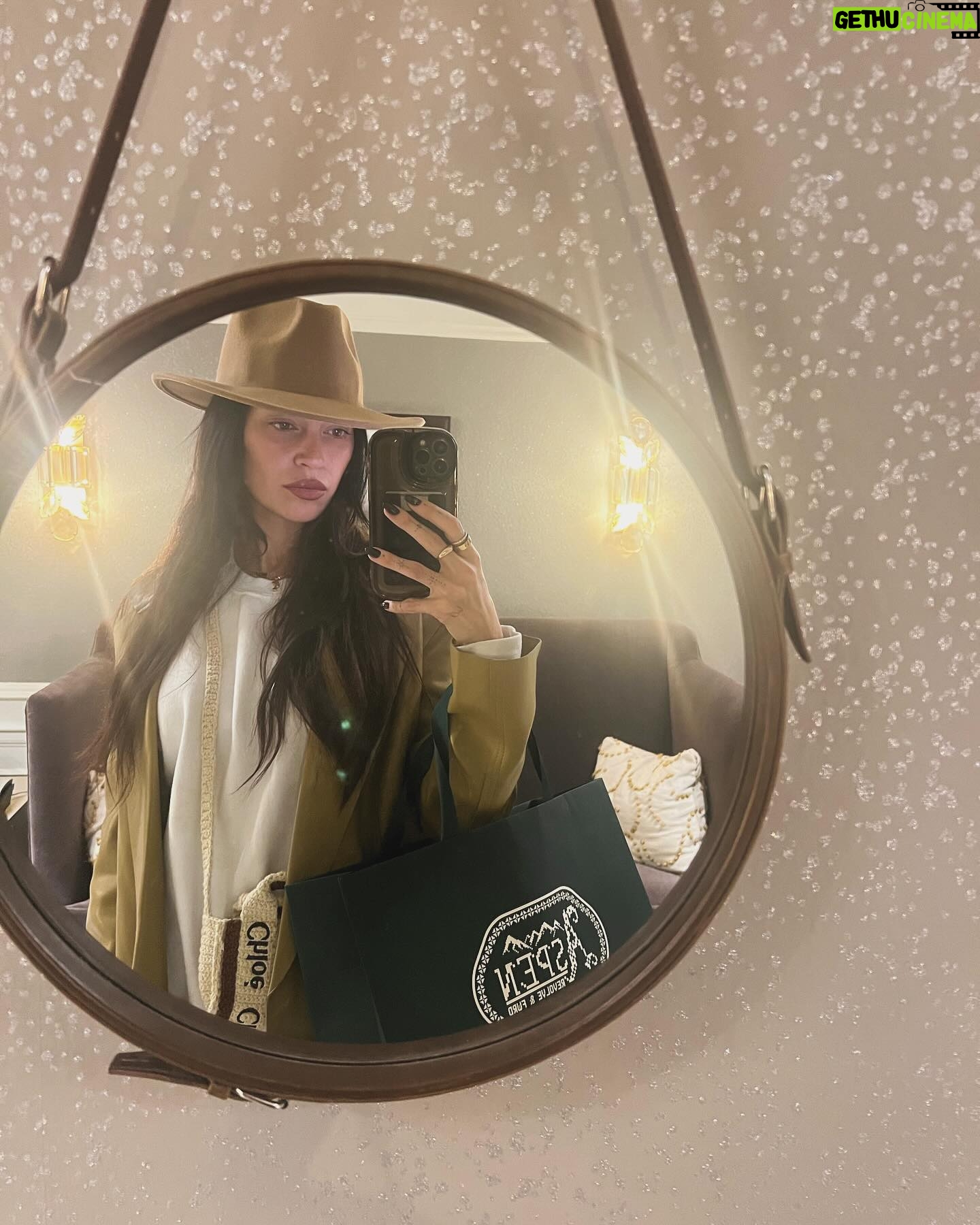 Nicole Lynn Williams Instagram - One of my favorite looks from Aspen! 🤠