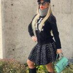 Nicole Moreno Instagram - Un día previo aviso, llego ella a sacudirme la vida. Me estrelle en su sonrisa, me apreciaron Sus brazos, me asesinaron sus besos, me quemaron sus caricias. Entonces, aprendí que en ocaciones ocurren accidentes de los que se puede salir con MUCHO MÁS VIDA✨✨✨ . A cuidarse mucho este Fin se semana ♥️ manejen con responsabilidad y precaución. Si van a beber por favor pasen sus llaves 👐🏻