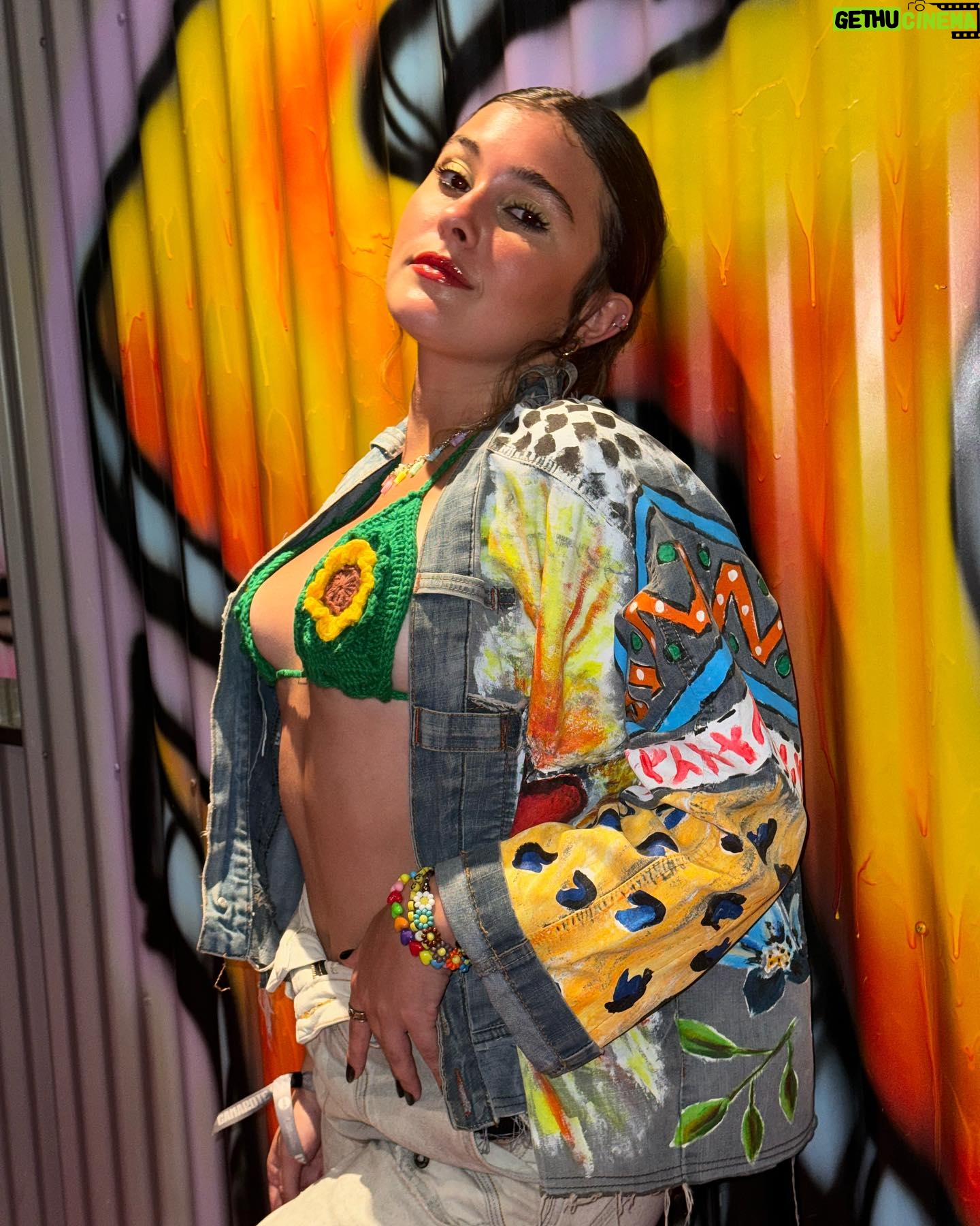 Nicole Orsini Instagram - 2000s babyyy ⚡️ segundo dia de @navionumaniceoficial foi tudooo 💕 me fala qual música anos 2000 não sai da sua playlist?
