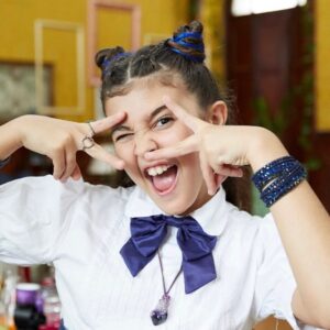 Nicole Orsini Instagram - terminou o episódio e ainda estou sem palavras… muito louco pensar em tudo que eu vivi até aqui com o DPA, foram 7 anos de muito aprendizado, comprometimento, diversão , amizades e experiências incríveis que vou levar pro resto da vida! foram 10 temporadas, dois filmes, três spin offs, peça, feitos com toda minha entrega, de corpo e alma. Berê vai ficar pra sempre marcada no meu coração!
assim como todas as experiências vividas nessa jornada e todas as pessoas especiais que encontrei! só gratidão a todos vocês e a toda equipe do @mundogloob e @conspiracaofilmes por acreditarem em mim e no meu potencial desde o início, com um obrigada a especial a @vivijundi , a @costaflavia e a @flavialinsesilvaescritora por criarem, me selecionarem e darem forma pra minha Berê! serei eternamente grata a vocês 🥹 e não poderia deixar de agradecer a minha mãe que me acompanhou todos os dias por esses anos, me dando todo apoio desde o início de tudo, ela que abdicou de tanta coisa pra que eu pudesse ir atrás do meu sonho. mãe, @paula_orsini sem você nada disso seria possível! me “despeço” com um coração quentinho sabendo que vocês ainda vão ver muito minha feiticeira por aí! tem acampamento de magia pra jovens bruxos estreando hoje no Gloob, uma turnê linda de @dpaapeca vindo por aí no segundo semestre, e muito mais novidades que eu ainda não posso revelar 🌟 

afinal, é uma tolice dizer tchau pra berenice 😉