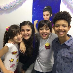 Nicole Orsini Instagram - terminou o episódio e ainda estou sem palavras… muito louco pensar em tudo que eu vivi até aqui com o DPA, foram 7 anos de muito aprendizado, comprometimento, diversão , amizades e experiências incríveis que vou levar pro resto da vida! foram 10 temporadas, dois filmes, três spin offs, peça, feitos com toda minha entrega, de corpo e alma. Berê vai ficar pra sempre marcada no meu coração!
assim como todas as experiências vividas nessa jornada e todas as pessoas especiais que encontrei! só gratidão a todos vocês e a toda equipe do @mundogloob e @conspiracaofilmes por acreditarem em mim e no meu potencial desde o início, com um obrigada a especial a @vivijundi , a @costaflavia e a @flavialinsesilvaescritora por criarem, me selecionarem e darem forma pra minha Berê! serei eternamente grata a vocês 🥹 e não poderia deixar de agradecer a minha mãe que me acompanhou todos os dias por esses anos, me dando todo apoio desde o início de tudo, ela que abdicou de tanta coisa pra que eu pudesse ir atrás do meu sonho. mãe, @paula_orsini sem você nada disso seria possível! me “despeço” com um coração quentinho sabendo que vocês ainda vão ver muito minha feiticeira por aí! tem acampamento de magia pra jovens bruxos estreando hoje no Gloob, uma turnê linda de @dpaapeca vindo por aí no segundo semestre, e muito mais novidades que eu ainda não posso revelar 🌟 

afinal, é uma tolice dizer tchau pra berenice 😉