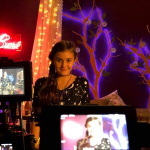 Nicole Orsini Instagram - terminou o episódio e ainda estou sem palavras… muito louco pensar em tudo que eu vivi até aqui com o DPA, foram 7 anos de muito aprendizado, comprometimento, diversão , amizades e experiências incríveis que vou levar pro resto da vida! foram 10 temporadas, dois filmes, três spin offs, peça, feitos com toda minha entrega, de corpo e alma. Berê vai ficar pra sempre marcada no meu coração!
assim como todas as experiências vividas nessa jornada e todas as pessoas especiais que encontrei! só gratidão a todos vocês e a toda equipe do @mundogloob e @conspiracaofilmes por acreditarem em mim e no meu potencial desde o início, com um obrigada a especial a @vivijundi , a @costaflavia e a @flavialinsesilvaescritora por criarem, me selecionarem e darem forma pra minha Berê! serei eternamente grata a vocês 🥹 e não poderia deixar de agradecer a minha mãe que me acompanhou todos os dias por esses anos, me dando todo apoio desde o início de tudo, ela que abdicou de tanta coisa pra que eu pudesse ir atrás do meu sonho. mãe, @paula_orsini sem você nada disso seria possível! me “despeço” com um coração quentinho sabendo que vocês ainda vão ver muito minha feiticeira por aí! tem acampamento de magia pra jovens bruxos estreando hoje no Gloob, uma turnê linda de @dpaapeca vindo por aí no segundo semestre, e muito mais novidades que eu ainda não posso revelar 🌟 

afinal, é uma tolice dizer tchau pra berenice 😉