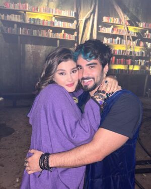 Nicole Orsini Instagram - E esse pôster, ein? 😍🔮
Berê e seus amigos feiticeiros passando pra lembrar que #AcampamentoDeMagia chega sexta-feira no @globoplay 👀💜