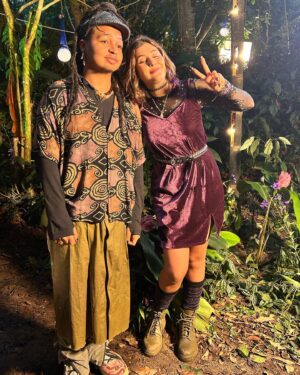 Nicole Orsini Instagram - E esse pôster, ein? 😍🔮
Berê e seus amigos feiticeiros passando pra lembrar que #AcampamentoDeMagia chega sexta-feira no @globoplay 👀💜