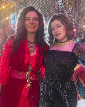 Nicole Orsini Instagram - E esse pôster, ein? 😍🔮
Berê e seus amigos feiticeiros passando pra lembrar que #AcampamentoDeMagia chega sexta-feira no @globoplay 👀💜