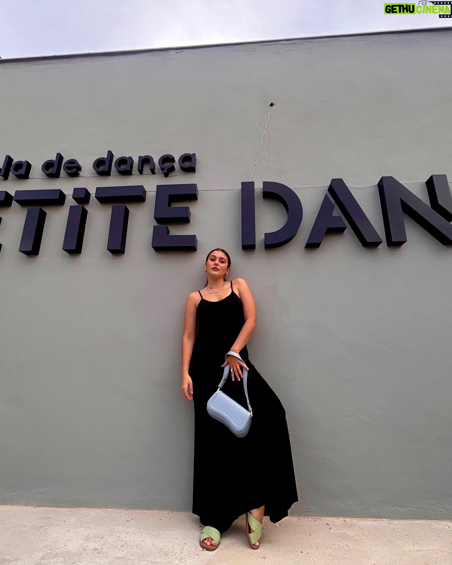 Nicole Orsini Instagram - ootd com minha bolsa liinda @jwpei_official pra ir na minha aula de dança na @petitedanse 🩵✨ #jwpei cupom de desconto de 12%: BR23NICOLE look 👗 @deliriyou