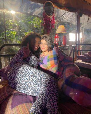 Nicole Orsini Instagram - E esse pôster, ein? 😍🔮
Berê e seus amigos feiticeiros passando pra lembrar que #AcampamentoDeMagia chega sexta-feira no @globoplay 👀💜