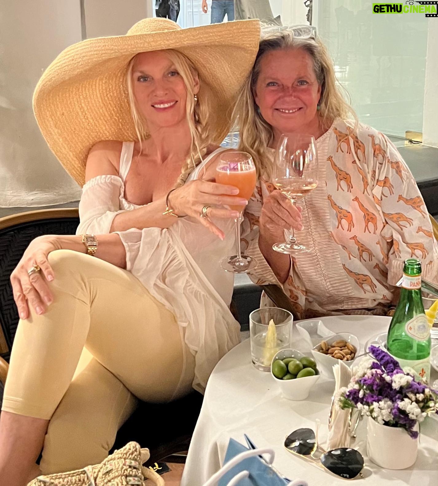 Nicollette Sheridan Instagram - …and more Bellinis! What an amazing pre birthday celebration!!! ❤️🎉❤️🥰❤️ I love our profound lifetime friendship and sisterhood…love, support and pure joy! I am blessed to have you in my life ❤️