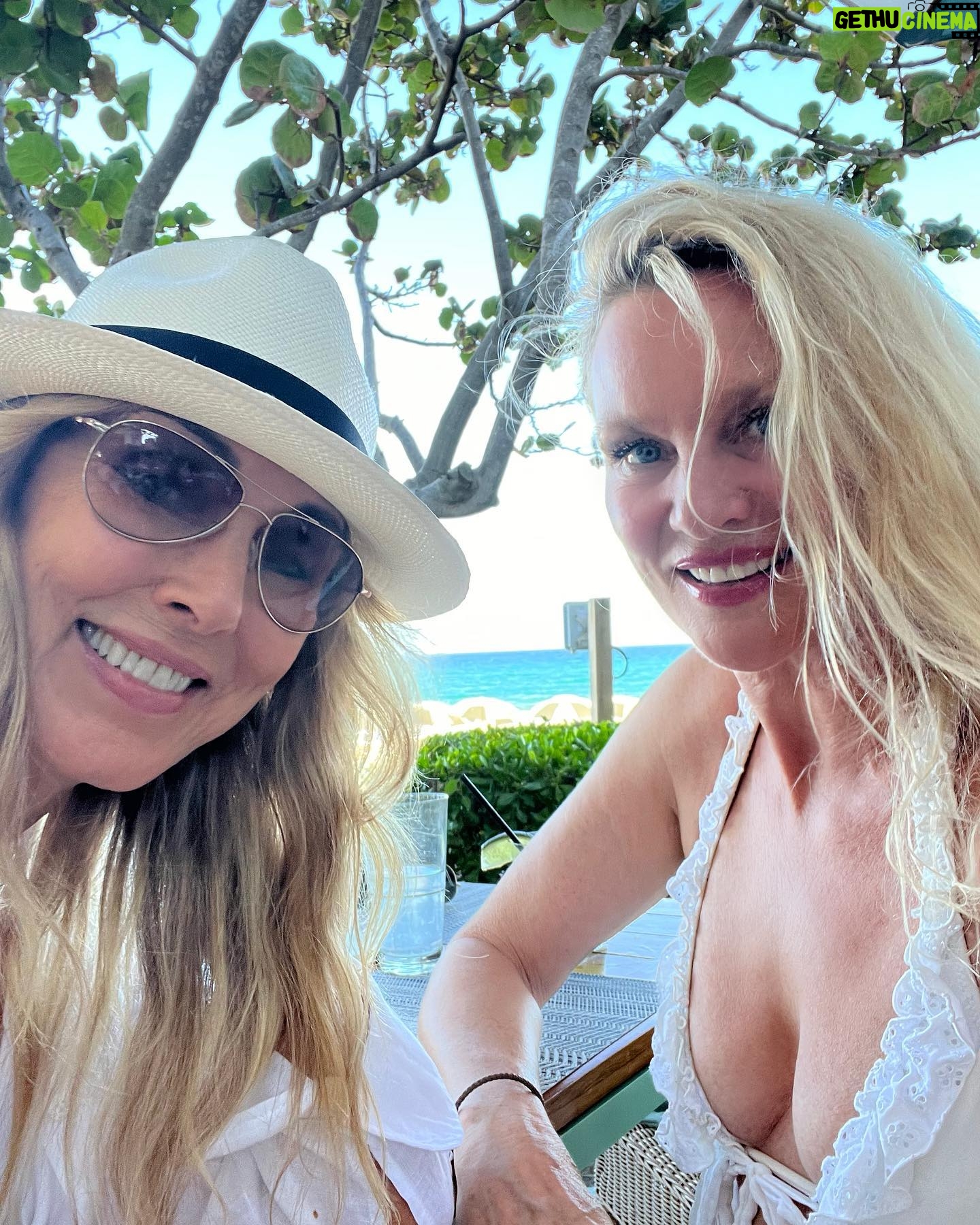 Nicollette Sheridan Instagram - Guess who I ran into? ❤️