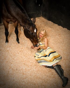 Nicollette Sheridan Instagram - Chillin’ with my pony... 🥰
#horse #equestrian #family