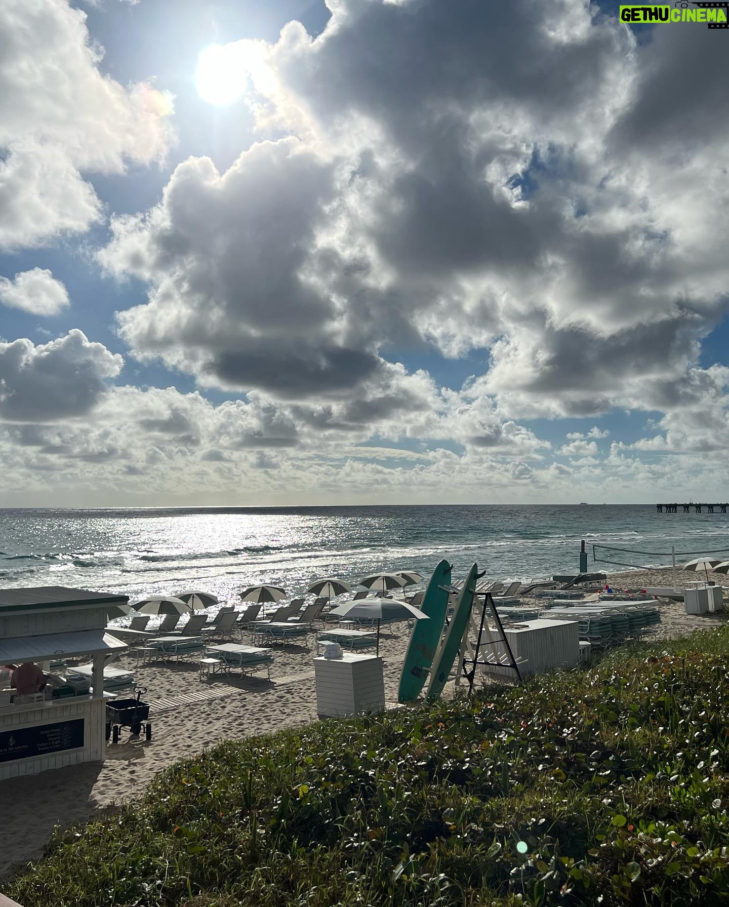 Nicollette Sheridan Instagram - Friday mood 🌤🌊🏄♀️