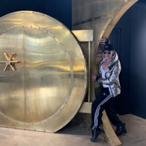 Nicollette Sheridan Instagram - Finally coming out of my cave and stepping into Christmas like...
#merrychristmas #love #life #hope #dreams #change @hoorsenbuhs