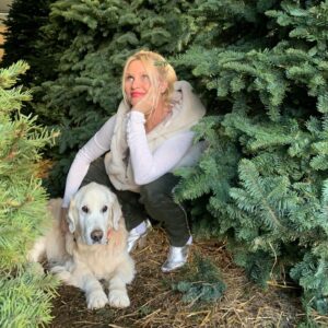 Nicollette Sheridan Instagram - Oliver found his tree and wouldn’t budge...damn he has good taste! ❤️🐶❤️🌲❤️ #Christmas #love #sundayfunday
