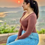 Nikita Sharma Instagram - Happiest when travelling ♥️ And if it’s surrounded by mountains, I’m even happier! ☺️ Location: @foresthillstala #Hosted