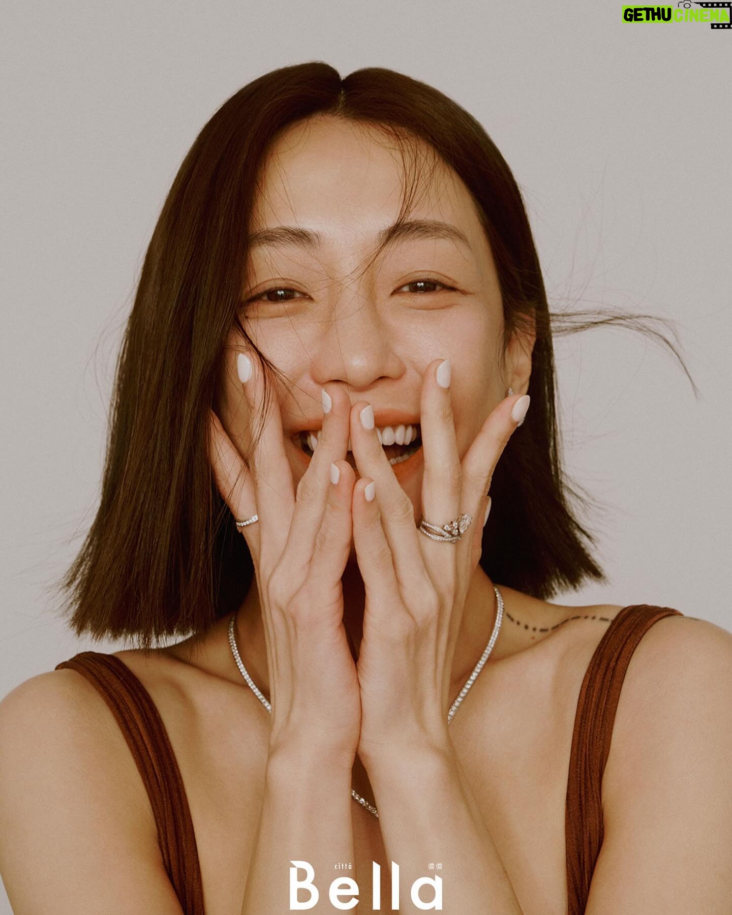 Nikki Hsieh Instagram - 第二波🧡 監製 & 造型|Toby Hsu @tobyotron 攝影|Kuo Huan Kao @kuohuankao 撰文|Eli Yeh @eli_yeh 化妝|豆豆 @bean_makeup 髮型|Pauline @paulinehairflux 服裝|Ferragamo @ferragamo 、Prada @prada Fendi @fendi 珠寶|Chaumet @chaumetofficial #Bellataiwan #BellaCover #Bella儂儂 #做自己最時尚