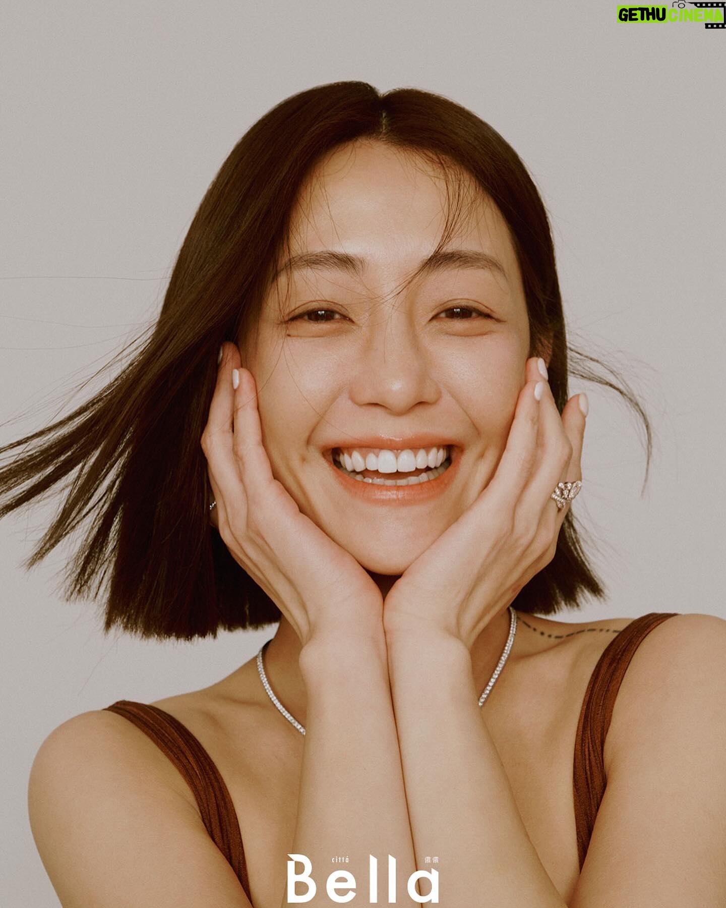 Nikki Hsieh Instagram - 第二波🧡 監製 & 造型|Toby Hsu @tobyotron 攝影|Kuo Huan Kao @kuohuankao 撰文|Eli Yeh @eli_yeh 化妝|豆豆 @bean_makeup 髮型|Pauline @paulinehairflux 服裝|Ferragamo @ferragamo 、Prada @prada Fendi @fendi 珠寶|Chaumet @chaumetofficial #Bellataiwan #BellaCover #Bella儂儂 #做自己最時尚