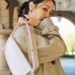 Nikki Hsieh Instagram - 即使是冬季 因為停歇的雨、身邊的暖色 讓我在緊湊的暫停時間  也能感受輕盈與溫暖  在最後一個季節，步履繼續前進吧～～  @burberry #burberry