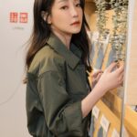 Nikki Hsieh Instagram - 今天被問到新的一年對自己的期許 我想應該就是在已經足夠了解自己的狀態下 帶著自信與輕鬆的心情 嘗試更多新的生活樣貌 就像今天穿上UNIQLO：Ｃ系列 平常很少嘗試的飄逸洋裝 配上放在我身上一直都很合理的短版軍裝外套 新鮮又輕盈 這就是今年想給大家的感覺😊 @uniqlo_taiwan #UNIQLO #UNIQLOLIFEWEAR #uniqlook#UNIQLO2024春夏系列登場 #輕迎新生活#EaseintoLightness #UniqloC
