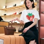 Nikki Hsieh Instagram – 提醒自己能有顆像草莓🍓般新鮮活力的心
放鬆地去品嚐各種事物酸甜

保持愉悅開放的生活方式
就能擁有屬於自己的香甜美好
這樣的日子也能特別明亮開心

@BALLY  #BALLY
#Bally2024春夏系列
#BALLY忠孝SOGO專門店2F重新開幕