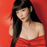 Nikki Hsieh Instagram - 今年聖誕節BAZAAR和她一起度過🎄 談到自己此刻的人生，#謝欣穎 用「富裕」形容目前的生活狀態，這種豐盈感不僅來自於對時間的善加利用，更源於她對生活的開放態度。 並分享最近看了一部短片：「這部短片描述了一群60歲以上的長者，回憶過去最遺憾的事情，發現大部分人都回答：『我一直活在恐懼中，一直害怕發生未知的事情，所以選擇打安全牌。』到了年老的時刻，會很後悔自己究竟在害怕什麼？因為恐懼很多事情不敢嘗試。」累積了一整年豐富的經驗和能量，謝欣穎顯然已經準備在明年衝向前去！！ Photography_WEN JUN-FU　 realization_NICOLE CHUNG Make-up_BELLA HUANG　 hair_PAULINE @flux　 text_JUNE HOWELL fashion_ @robinmay_tw 、off-white、Balmain、malono Blahnik @bluebelltw @sandroparis @pink_selfie_design jewelry_ @emperor.diamond 🔸「完整專訪內容可見Harper’s BAZAAR台灣版十二月號」 👉🏻追蹤 @harpersbazaar_tw 看更多名人專訪 @nikki_hsieh