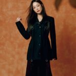Nikki Hsieh Instagram - 今年聖誕節BAZAAR和她一起度過🎄 談到自己此刻的人生，#謝欣穎 用「富裕」形容目前的生活狀態，這種豐盈感不僅來自於對時間的善加利用，更源於她對生活的開放態度。 並分享最近看了一部短片：「這部短片描述了一群60歲以上的長者，回憶過去最遺憾的事情，發現大部分人都回答：『我一直活在恐懼中，一直害怕發生未知的事情，所以選擇打安全牌。』到了年老的時刻，會很後悔自己究竟在害怕什麼？因為恐懼很多事情不敢嘗試。」累積了一整年豐富的經驗和能量，謝欣穎顯然已經準備在明年衝向前去！！ Photography_WEN JUN-FU　 realization_NICOLE CHUNG Make-up_BELLA HUANG　 hair_PAULINE @flux　 text_JUNE HOWELL fashion_ @robinmay_tw 、off-white、Balmain、malono Blahnik @bluebelltw @sandroparis @pink_selfie_design jewelry_ @emperor.diamond 🔸「完整專訪內容可見Harper’s BAZAAR台灣版十二月號」 👉🏻追蹤 @harpersbazaar_tw 看更多名人專訪 @nikki_hsieh