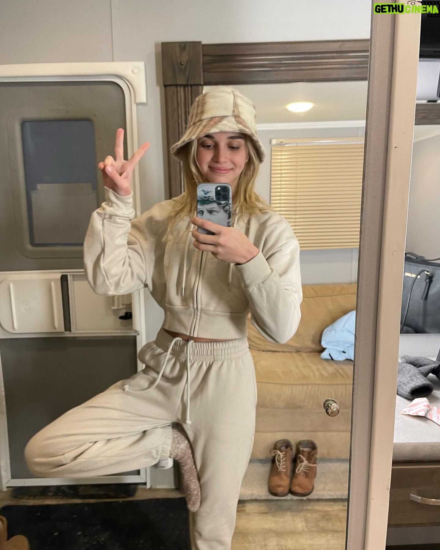 Nikki Roumel Instagram - 4 Days away from more drama, excitement and laughs! Stay tuned! 🎉🥳🍑