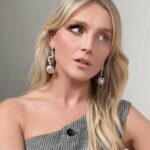 Nikkie de Jager Instagram – do we think @perrieedwards is impressed with my singing? 🙈😅🔥 the Power of Makeup with Perrie is NOW up on my channel! 💕
