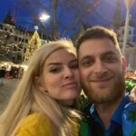 Nikol Štíbrová Instagram – 4 roky.

4 roky, co jsem napsala dlouholetému kamarádovi Petrovi, že bych vyrazila do Alp na lyže, ale nemám s kym.

A on že by teda jel. Muž činu. Jako vždy. Tak jsem ho 25.prosince vyzvedla a vyrazilo se. V Německu jsem se ho zeptala, jestli má v plánu se nějak usadit a jak to má se svatbou, v Rakousku, jestli chce mít děti, bo když jste single máma, tak neni čas na hrdinství a je třeba ptát se kdo je kdo, v Itálii jsme pak vypili pár slivovic a aperolků, slupli jsme spolu to nejjemnějc nakrájený lardo, což byl sakra intenzivní zážitek hned takhle zkraje vztahu, no a když jsme se vrátili z Itošky, Péťa už si tašku vybalil rovnou k nám. I s těma lyžema.

Děkuju, žes mě tenkrát vyvez ❤️