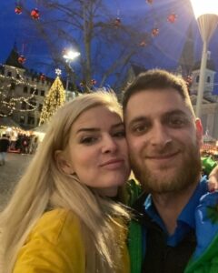 Nikol Štíbrová Instagram - 4 roky. 4 roky, co jsem napsala dlouholetému kamarádovi Petrovi, že bych vyrazila do Alp na lyže, ale nemám s kym. A on že by teda jel. Muž činu. Jako vždy. Tak jsem ho 25.prosince vyzvedla a vyrazilo se. V Německu jsem se ho zeptala, jestli má v plánu se nějak usadit a jak to má se svatbou, v Rakousku, jestli chce mít děti, bo když jste single máma, tak neni čas na hrdinství a je třeba ptát se kdo je kdo, v Itálii jsme pak vypili pár slivovic a aperolků, slupli jsme spolu to nejjemnějc nakrájený lardo, což byl sakra intenzivní zážitek hned takhle zkraje vztahu, no a když jsme se vrátili z Itošky, Péťa už si tašku vybalil rovnou k nám. I s těma lyžema. Děkuju, žes mě tenkrát vyvez ❤️