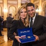 Nikol Štíbrová Instagram - Instarodino ❤️ Dostali jsme od @senatcz jeden velkej lajk:)) Chvíli si medaili nechám v kredenci já, a pak si ji asi dáme kolovat. Pač je nás všech, co se tady každou chvíli snažíme pomoct těm, kteří mají od života naloženo víc než ostatní. Děkuju, že to takhle krásně a dlouho táhnem spolu. #neninamtojedno