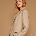 Nikol Štíbrová Instagram - Influencerka a zakladatelka Nadačního fondu Radovan. Komunity, která ráda pomáhá a je připravena podat ruku těm, kteří zrovna potřebují, zvířata nevyjímaje. Nikol Leitgeb, @stibrovicnikolka byla na ELLE Women Awards nominována v kategorii Laskavost. „Už odmala jsem snila o tom, že jednou budu mít velkou rodinu, protože jsem trávila spoustu času na natáčení a v dabingovém studiu, a ne se svými blízkými,“ vypráví Nikol Leitgeb, kterou herecky proslavil seriál Pojišťovna štěstí. Tehdy ještě netušila, že její rodina bude jednou vedle té skutečné zahrnovat i statisíce lidí z celého Česka, kteří chtějí pomáhat. Nikol totiž na svém instagramovém účtu pravidelně podporuje charitativní projekty a skrze početnou fanouškovskou základnu se na ně snaží vybírat peníze. Tím nejznámějším byl případ Martínka trpícího vzácným AADC syndromem, jenž na léčbu potřeboval sto milionů korun. „Rodiče Martínka každej den vstávaj a usínaj s vědomím, že pro jejich těžce nemocného chlapečka existuje na světě účinná léčba. Ta ale stojí sto milionů. Sto. Milionů. A pojišťovna ji odmítla proplatit. Jaký zoufalství asi musej prožívat,“ napsala na Instagram – a odstartovala vlnu solidarity, díky níž se nakonec podařilo vybrat více než 151 milionů korun. „Martínek je dnes po operaci, s rodiči jsem v pravidelném kontaktu. Jsem ráda, že to mělo smysl. Nejenom pro něj, ale i pro naši společnost, protože to ukázalo, že když nám o něco jde, umíme táhnout za jeden provaz,“ říká Nikol, která za své snažení obdržela stříbrnou medaili předsedy Senátu Miloše Vystrčila. Více o projektu a celý medailonek @stibrovicnikolka najdete na ellewomenawards.elle.cz. ___ Sako a kalhoty, obojí @boss ; tenisky, ADIDAS, Nikoliny vlastní Partnerem projektu je @eucerin_cz. Video: @tomasthurzo Foto: @hana_knizova Šéfredaktorka: @thea_prokop Fashion director: @mariakohutik Creative konzultant: @miraromaniv Vlasy & make-up: @adeladolejsihair @viktoreniak @esterginger @makeupbyannaprague Asistentka stylistky: @deborakellovska @rafferina Produkce: @viktorieborisova Texty: @thea_prokop @baruhac @machova_anna @nicolekudelkova #ELLEWomenAwards #ELLECzech #HappyBirthdayELLECzech #Birthday #Eucerin #AntiAge