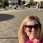 Nikol Štíbrová Instagram – S babi Lídou ve Františkovejch Lázních.

Během cesty mi vyprávěla o všech místech, kterejma sme projížděly. Kde teče jaká říčka, kde je jakej kopec, kudy všude už chodila s turistickym oddílem, jaká je historie toho a onoho…
“Teď si čoveče nemůžu vzpomenout na toho architekta od Masaryka, víš ten Slovinec, jak dělal i na Pražskym hradu…taky ti někdy úplně něco vypadne z hlavy?”
“Taky, babi.”

92 let. Mám se co učit.