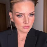 Nikol Štíbrová Instagram – Nevím, jak vy, ale já vždycky všecko vymyslim ve sprše. Dneska mě napadlo, že tu chybí taková nějaká STK pro matky. Hele jo – většinou se ti podaří sehnat hlídání jen jednou za uherák a pak se musíš rozhodnout, jestli si skočíš ke kadeřnici, nebo na pedikúru, nebo si teda konečně zajdeš k zubaři s tou debilní osmičkou, nebo chceš jen někde sedět, cpát se pizzou a tiše soudit lidi, co chodí kolem. Tak tohle STK by bylo všecko pod jednou střechou. Za jeden den bys stihla všecko. Kadeřnice, manikérka, masérka, kosmetička, stomatolog, psychiatr, astrolog, všichni by se na tobě střídali, do toho by ti pouštěli tvoje oblíbený songy nebo filmy, nosili pizzu, sushi, flank steak, becherovku, prostě by to byl komplet servis, a domu bys dorazila úplně jako nová. A asi lehce namol, ale to neva. Ideálně by ses objednala s kámoškou, abyste během toho krásnýho dne zhodnotily životy všech ostatních kámošek. Nechce se toho někdo ujmout? A kdy můžu přijít? 

Foto ilustrační, rozhodně ne dnešní. Ani zejtřejší.