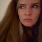 Nikol Štíbrová Instagram – Takovýto, když se vrátíš z práce dřív, než bylo v plánu…

…a on ti leží na Pranamatce. Ale tak – je to matka, kterou jsem ještě schopná tolerovat.

Tuhle podložku nám před časem věnoval @dvorak155 a my si ji teda zamilovali. Nejen, že se na ní rádi válíme, ale taky ji podstrkujeme návštěvám a hecujeme, kdo na ni vydrží stát bosýma nohama dýl.

Je skvělá na bolesti zad, na stres, únavu. Vřele doporučuju vyzkoušet na vlastní holou kůži. Na trhu je několik podobných výrobků, a důvodů, proč Pranamatka patří mezi ty dražší, je hned několik: všechny ostatní konkurence jsou made in China (těžko říct, z jakého plastu jsou vyrobeny), Pranamat se vyrábí v EU bez pomoci dětí, používá Hips plast. Je 100% bezpečný na dotek s lidským tělem, stejně jako všechny ostatní materiály, které jsou přírodní, včetně barev. Nepoužívají lepidlo na lotosy – používají techniku sváření, lotosové květy mají dokonce patent, jsou to ty nejlepší akupresurní jehličky. Všechny účinky jsou klinicky ověřeny. 

Takže asi čekáte na kód – kód je NIKOL :) Na webu @pranamat_cz to bude znamenat 30% na celotělový set a 25% na základní sety. Platí do 12.11 23:59, pak bude sleva přes můj kód nižší.

Jo a pokud nebudete s Pranamatkou spokojený, do 30 ti dnů ji můžete vrátit. 🙌🏻

#pranamat #spoluprace