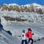Nikol Štíbrová Instagram – 4 roky.

4 roky, co jsem napsala dlouholetému kamarádovi Petrovi, že bych vyrazila do Alp na lyže, ale nemám s kym.

A on že by teda jel. Muž činu. Jako vždy. Tak jsem ho 25.prosince vyzvedla a vyrazilo se. V Německu jsem se ho zeptala, jestli má v plánu se nějak usadit a jak to má se svatbou, v Rakousku, jestli chce mít děti, bo když jste single máma, tak neni čas na hrdinství a je třeba ptát se kdo je kdo, v Itálii jsme pak vypili pár slivovic a aperolků, slupli jsme spolu to nejjemnějc nakrájený lardo, což byl sakra intenzivní zážitek hned takhle zkraje vztahu, no a když jsme se vrátili z Itošky, Péťa už si tašku vybalil rovnou k nám. I s těma lyžema.

Děkuju, žes mě tenkrát vyvez ❤️