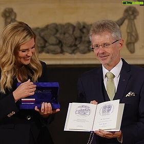 Nikol Štíbrová Instagram - Instarodino ❤️ Dostali jsme od @senatcz jeden velkej lajk:)) Chvíli si medaili nechám v kredenci já, a pak si ji asi dáme kolovat. Pač je nás všech, co se tady každou chvíli snažíme pomoct těm, kteří mají od života naloženo víc než ostatní. Děkuju, že to takhle krásně a dlouho táhnem spolu. #neninamtojedno
