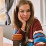 Nikol Štíbrová Instagram – Tak. Mám kancelář. Začíná to bejt vážný. 

Děje se toho strašně moc, ale vlastně zatim moc nemám co vám ukázat. Tak jen hlásim, že Nadační fond Radovan už existuje a brzy snad začne rozdávat radost. Trošku doufám, že se kolem Radovana vytvoří stejná komunita lidí, stejná rodina, jako mám tady na instagramu. Protože vy jste ta hybná síla, která umí měnit životy. 🙌🏻❤️

Děkuju @petrleitgeb , žes mě k tomu nenápadně a nenásilně dopostrčil. A že mi trpělivě vysvětluješ některý administrativní věci, na který já jsem prostě blbec. A nakonec to radši zajedeš vyřídit sám 😅. 

Děkuju @madlove.cz , který pro nás dělaj první poslední, @nakupnadobro , se kterejma plánujem velký věci, a taky @daveprochazka za brífingy, moc si toho vážim. A samozřejmě @linda_d5 you know ❤️. 

#opravdusenecochysta #nfRadovan