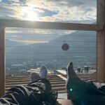 Nikol Štíbrová Instagram – 4 roky.

4 roky, co jsem napsala dlouholetému kamarádovi Petrovi, že bych vyrazila do Alp na lyže, ale nemám s kym.

A on že by teda jel. Muž činu. Jako vždy. Tak jsem ho 25.prosince vyzvedla a vyrazilo se. V Německu jsem se ho zeptala, jestli má v plánu se nějak usadit a jak to má se svatbou, v Rakousku, jestli chce mít děti, bo když jste single máma, tak neni čas na hrdinství a je třeba ptát se kdo je kdo, v Itálii jsme pak vypili pár slivovic a aperolků, slupli jsme spolu to nejjemnějc nakrájený lardo, což byl sakra intenzivní zážitek hned takhle zkraje vztahu, no a když jsme se vrátili z Itošky, Péťa už si tašku vybalil rovnou k nám. I s těma lyžema.

Děkuju, žes mě tenkrát vyvez ❤️