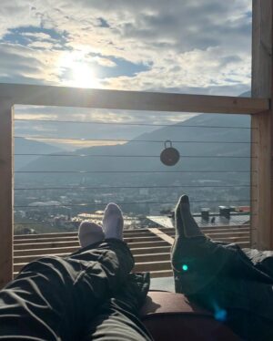 Nikol Štíbrová Instagram - 4 roky.

4 roky, co jsem napsala dlouholetému kamarádovi Petrovi, že bych vyrazila do Alp na lyže, ale nemám s kym.

A on že by teda jel. Muž činu. Jako vždy. Tak jsem ho 25.prosince vyzvedla a vyrazilo se. V Německu jsem se ho zeptala, jestli má v plánu se nějak usadit a jak to má se svatbou, v Rakousku, jestli chce mít děti, bo když jste single máma, tak neni čas na hrdinství a je třeba ptát se kdo je kdo, v Itálii jsme pak vypili pár slivovic a aperolků, slupli jsme spolu to nejjemnějc nakrájený lardo, což byl sakra intenzivní zážitek hned takhle zkraje vztahu, no a když jsme se vrátili z Itošky, Péťa už si tašku vybalil rovnou k nám. I s těma lyžema.

Děkuju, žes mě tenkrát vyvez ❤️