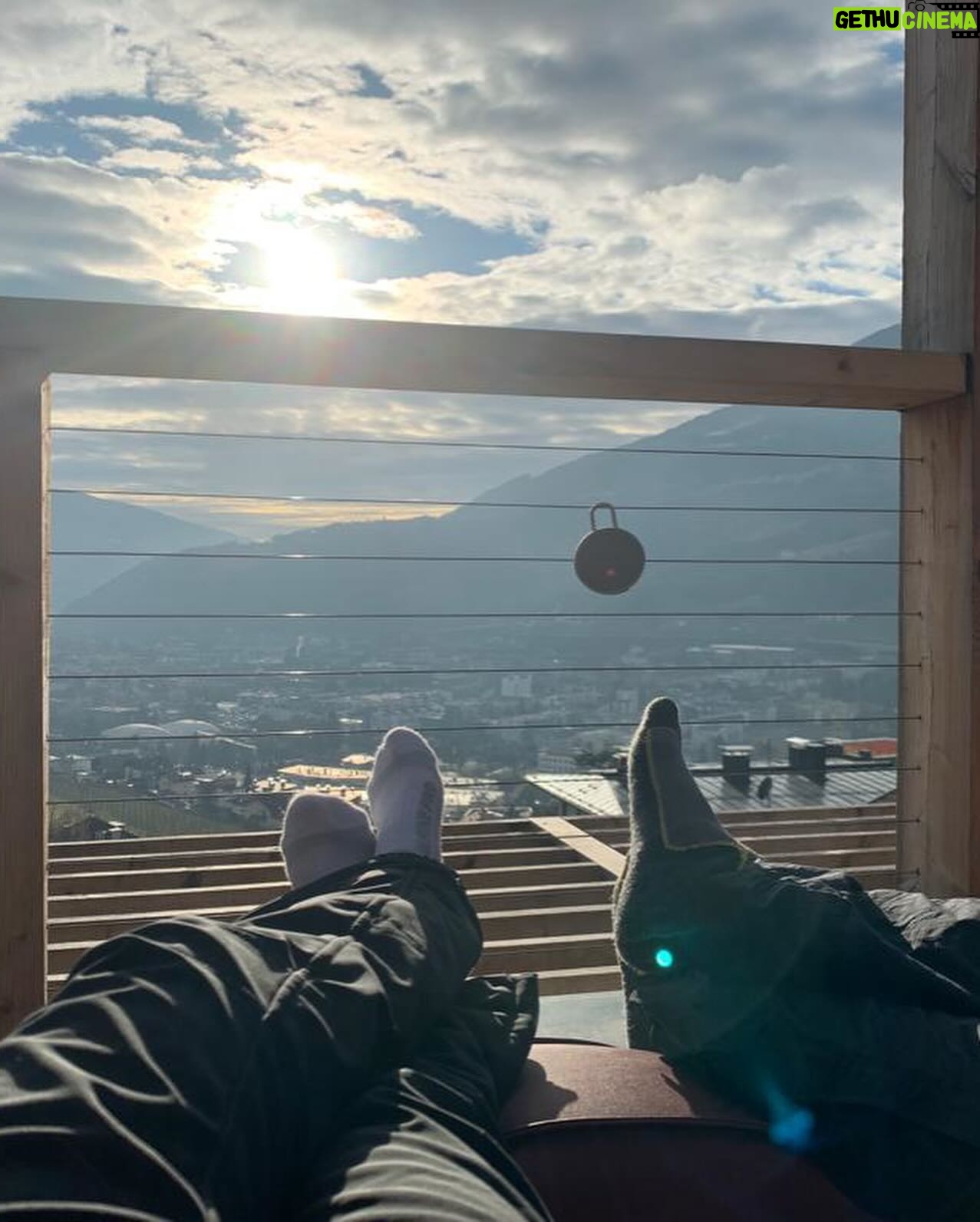 Nikol Štíbrová - 77K Likes - 4 roky.
4 roky, co jsem napsala dlouholetému kamarádovi Petrovi, že bych vyrazila do Alp na lyže, ale nemám s kym.
A on že by teda jel. Muž činu. Jako vždy. Tak jsem ho 25.prosince vyzvedla a vyrazilo se. V Německu jsem se ho zeptala, jestli má v plánu se nějak usadit a jak to má se svatbou, v Rakousku, jestli chce mít děti, bo když jste single máma, tak neni čas na hrdinství a je třeba ptát se kdo je kdo, v Itálii jsme pak vypili pár slivovic a aperolků, slupli jsme spolu to nejjemnějc nakrájený lardo, což byl sakra intenzivní zážitek hned takhle zkraje vztahu, no a když jsme se vrátili z Itošky, Péťa už si tašku vybalil rovnou k nám. I s těma lyžema.
Děkuju, žes mě tenkrát vyvez ❤️
