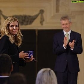 Nikol Štíbrová Instagram - Instarodino ❤️ Dostali jsme od @senatcz jeden velkej lajk:)) Chvíli si medaili nechám v kredenci já, a pak si ji asi dáme kolovat. Pač je nás všech, co se tady každou chvíli snažíme pomoct těm, kteří mají od života naloženo víc než ostatní. Děkuju, že to takhle krásně a dlouho táhnem spolu. #neninamtojedno