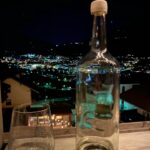 Nikol Štíbrová Instagram – 4 roky.

4 roky, co jsem napsala dlouholetému kamarádovi Petrovi, že bych vyrazila do Alp na lyže, ale nemám s kym.

A on že by teda jel. Muž činu. Jako vždy. Tak jsem ho 25.prosince vyzvedla a vyrazilo se. V Německu jsem se ho zeptala, jestli má v plánu se nějak usadit a jak to má se svatbou, v Rakousku, jestli chce mít děti, bo když jste single máma, tak neni čas na hrdinství a je třeba ptát se kdo je kdo, v Itálii jsme pak vypili pár slivovic a aperolků, slupli jsme spolu to nejjemnějc nakrájený lardo, což byl sakra intenzivní zážitek hned takhle zkraje vztahu, no a když jsme se vrátili z Itošky, Péťa už si tašku vybalil rovnou k nám. I s těma lyžema.

Děkuju, žes mě tenkrát vyvez ❤️