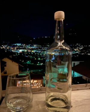 Nikol Štíbrová Instagram - 4 roky.

4 roky, co jsem napsala dlouholetému kamarádovi Petrovi, že bych vyrazila do Alp na lyže, ale nemám s kym.

A on že by teda jel. Muž činu. Jako vždy. Tak jsem ho 25.prosince vyzvedla a vyrazilo se. V Německu jsem se ho zeptala, jestli má v plánu se nějak usadit a jak to má se svatbou, v Rakousku, jestli chce mít děti, bo když jste single máma, tak neni čas na hrdinství a je třeba ptát se kdo je kdo, v Itálii jsme pak vypili pár slivovic a aperolků, slupli jsme spolu to nejjemnějc nakrájený lardo, což byl sakra intenzivní zážitek hned takhle zkraje vztahu, no a když jsme se vrátili z Itošky, Péťa už si tašku vybalil rovnou k nám. I s těma lyžema.

Děkuju, žes mě tenkrát vyvez ❤️