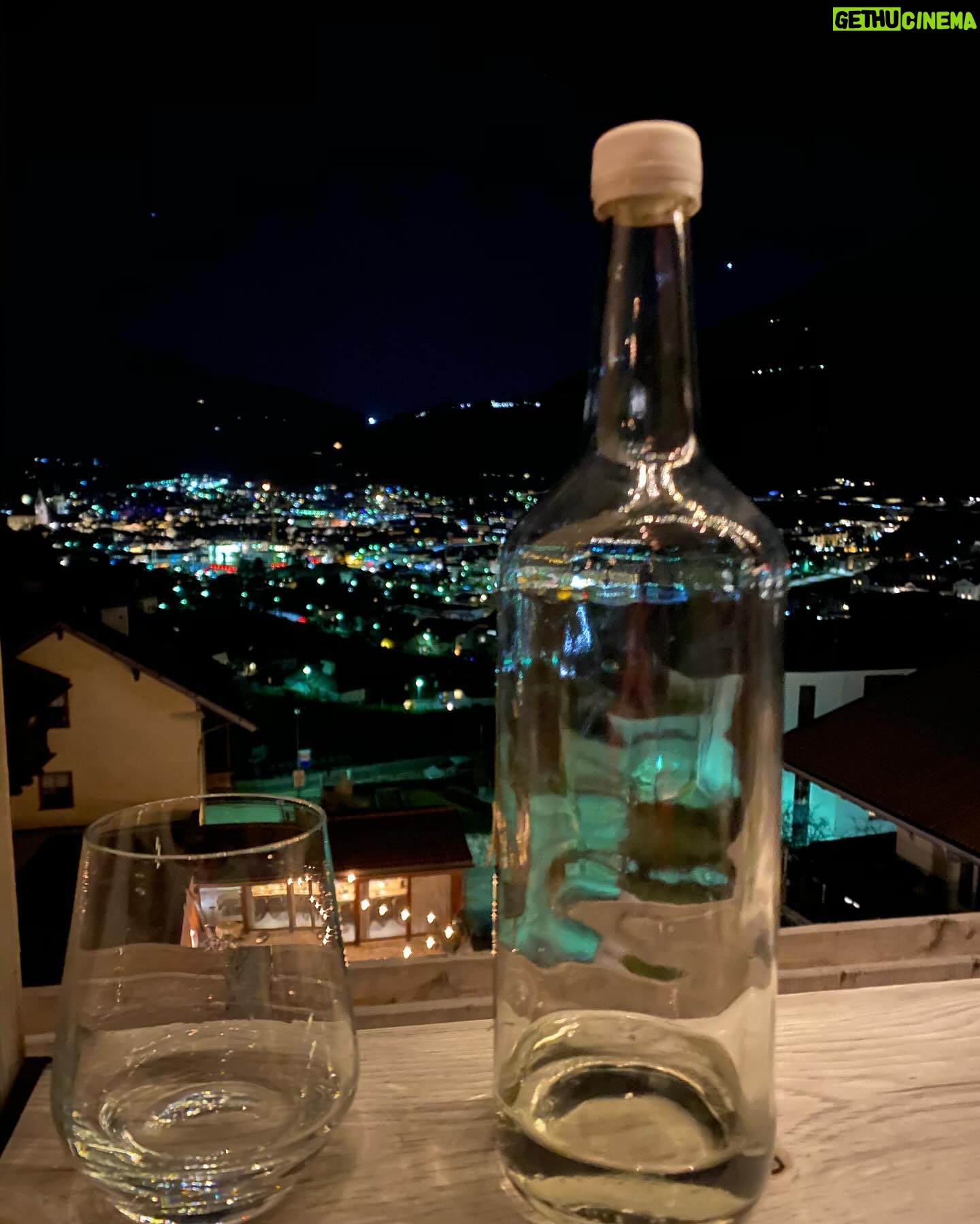 Nikol Štíbrová - 77K Likes - 4 roky.
4 roky, co jsem napsala dlouholetému kamarádovi Petrovi, že bych vyrazila do Alp na lyže, ale nemám s kym.
A on že by teda jel. Muž činu. Jako vždy. Tak jsem ho 25.prosince vyzvedla a vyrazilo se. V Německu jsem se ho zeptala, jestli má v plánu se nějak usadit a jak to má se svatbou, v Rakousku, jestli chce mít děti, bo když jste single máma, tak neni čas na hrdinství a je třeba ptát se kdo je kdo, v Itálii jsme pak vypili pár slivovic a aperolků, slupli jsme spolu to nejjemnějc nakrájený lardo, což byl sakra intenzivní zážitek hned takhle zkraje vztahu, no a když jsme se vrátili z Itošky, Péťa už si tašku vybalil rovnou k nám. I s těma lyžema.
Děkuju, žes mě tenkrát vyvez ❤️