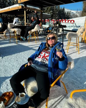 Nikol Štíbrová Instagram - Nahoru, dolu, nahoru, kafíčko, dolu, bombardino, nahoru, prosecco, dolu, prosecco, preclíček, nahoru, oběd, dolu, kafíčko, nahoru, dortík, dolu…

A jak lyžujete vy?